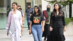 三名女子被控组织亲巴游行 辩方称不知行为违法